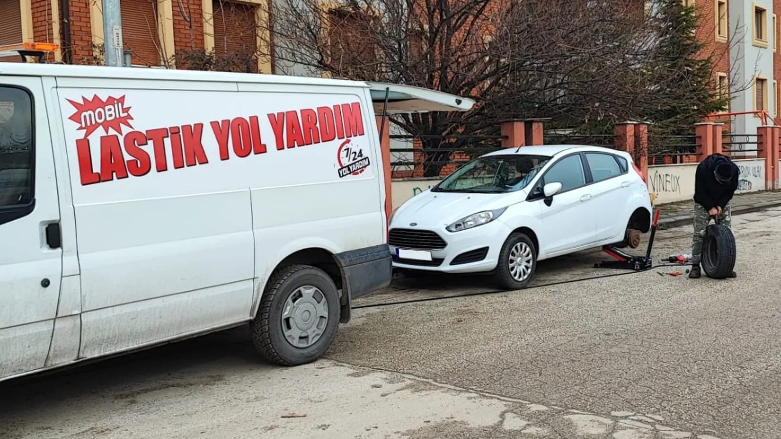 Mobil lastik yol yardım aracı ile sahada lastik değişimi